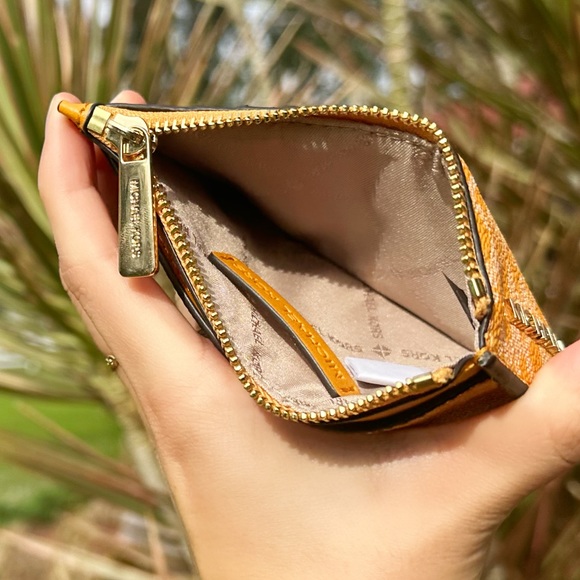 Michael Kors Jet Set Travel Medium Top Zip Card Case Wallet Honeycomb Coin Pouch - Picture 2 of 3